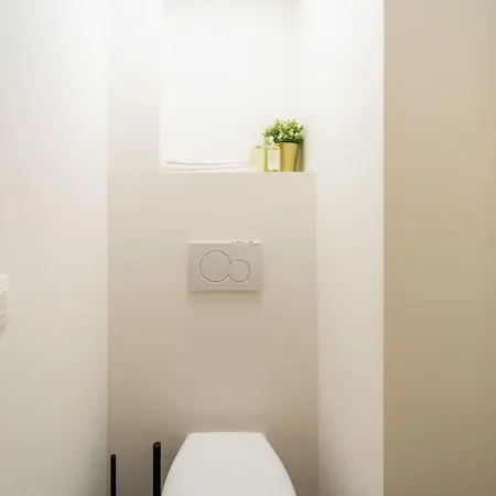 アパート Beautiful One Bedroom アントウェルペン